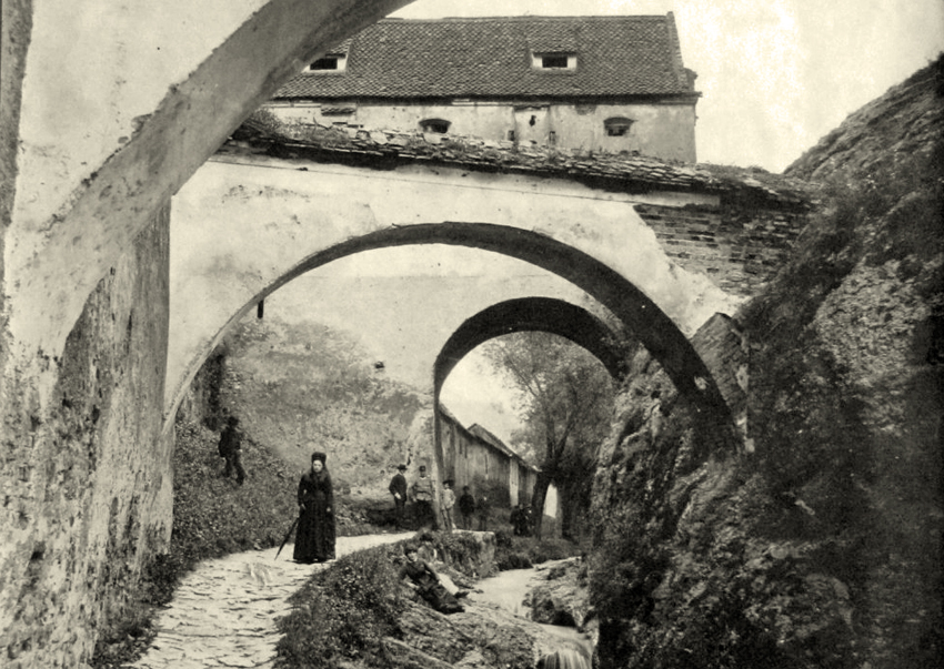 promenada După Ziduri, fotografie de la începutul secolului al XX-lea, sursa: Arhivele Naţionale ale României, Direcţia Judeţeană Braşov, apud http://orasulmemorabil.ro/