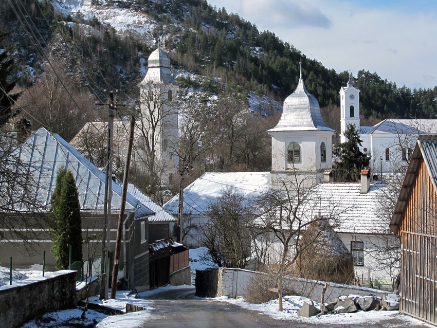 Roşia Montană, turlele bisericilor unitariană, reformată şi catolică suprapuse pe fundalul versantului Masivului Cîrnic - foto: F. Bălteanu, aprilie 2012