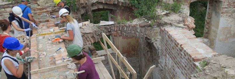 Cursul de specializare în reabilitarea patrimoniului construit la Castelul Banffy din Bonțida - sursa: www.heritagetraining-banffycastle.org