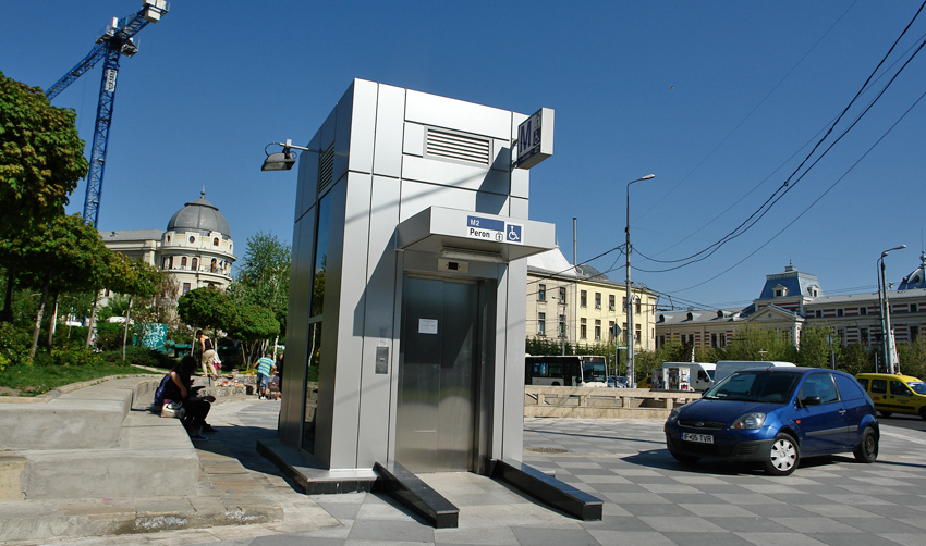 lift acces statie metrou Piața Universității, foto: F. Bălteanu, aprilie 2013