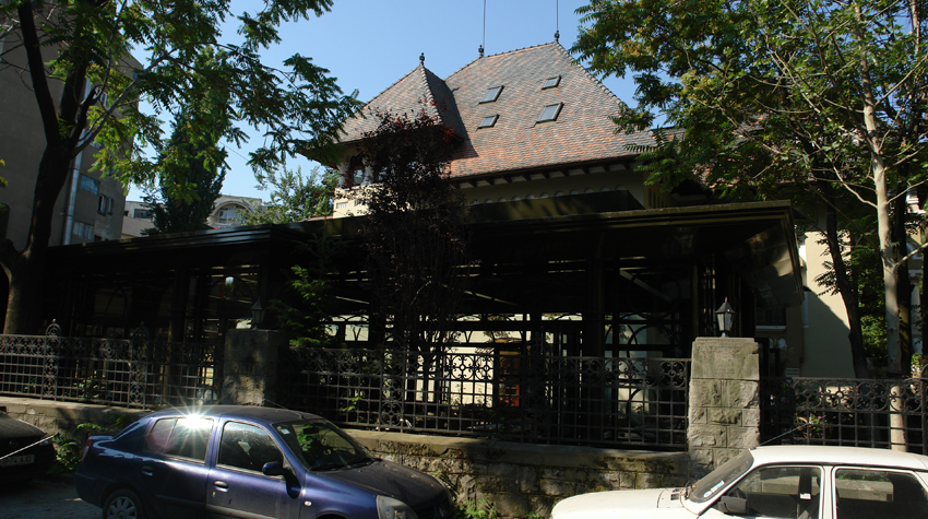 noua construcţie din faţa Casei Oprea Soare, Bucureşti, foto: F. Bălteanu, 18 iunie 2013